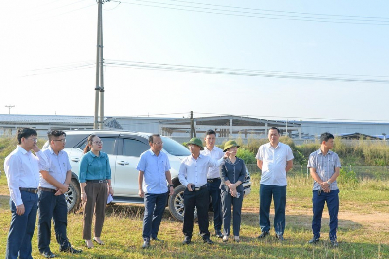 Đoàn giám sát HĐND tỉnh Nghệ An về thu hồi đất, chuyển đổi mục đích sử dụng đất khảo sát thực địa tại một số công trình, dự án trên địa bàn huyện Nghi Lộc - Ảnh Thành Cường